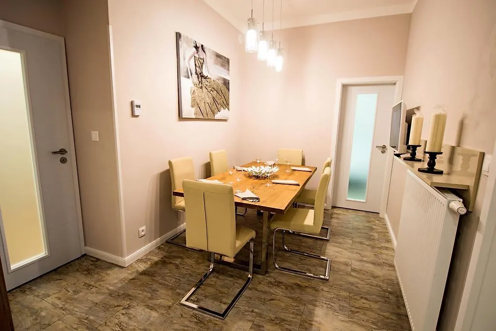 Ruterra By Golden Lady'S 3Bdr Loft Apartment Prague Czech Republic